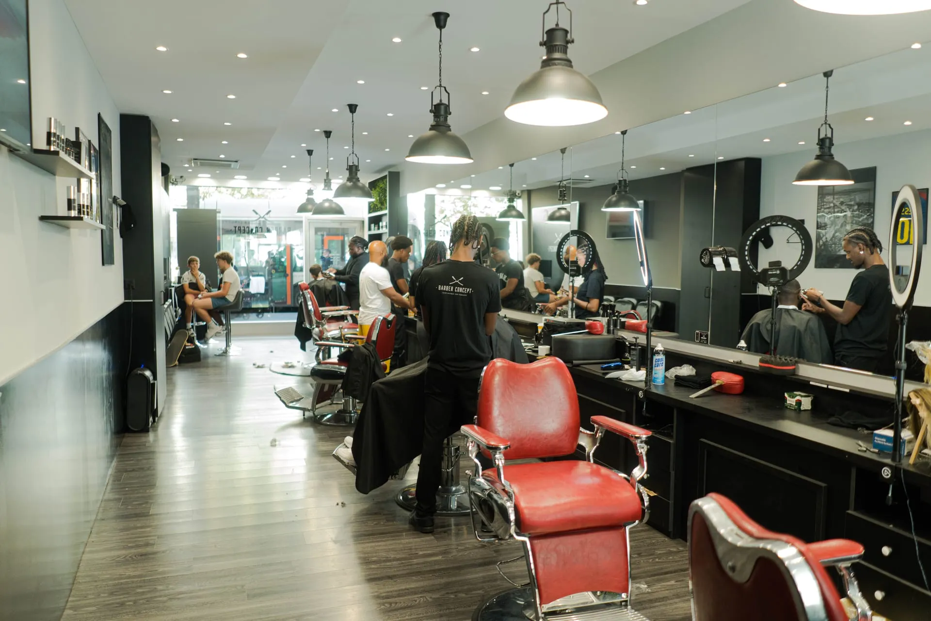 Barbier au travail dans un salon Barber Concept