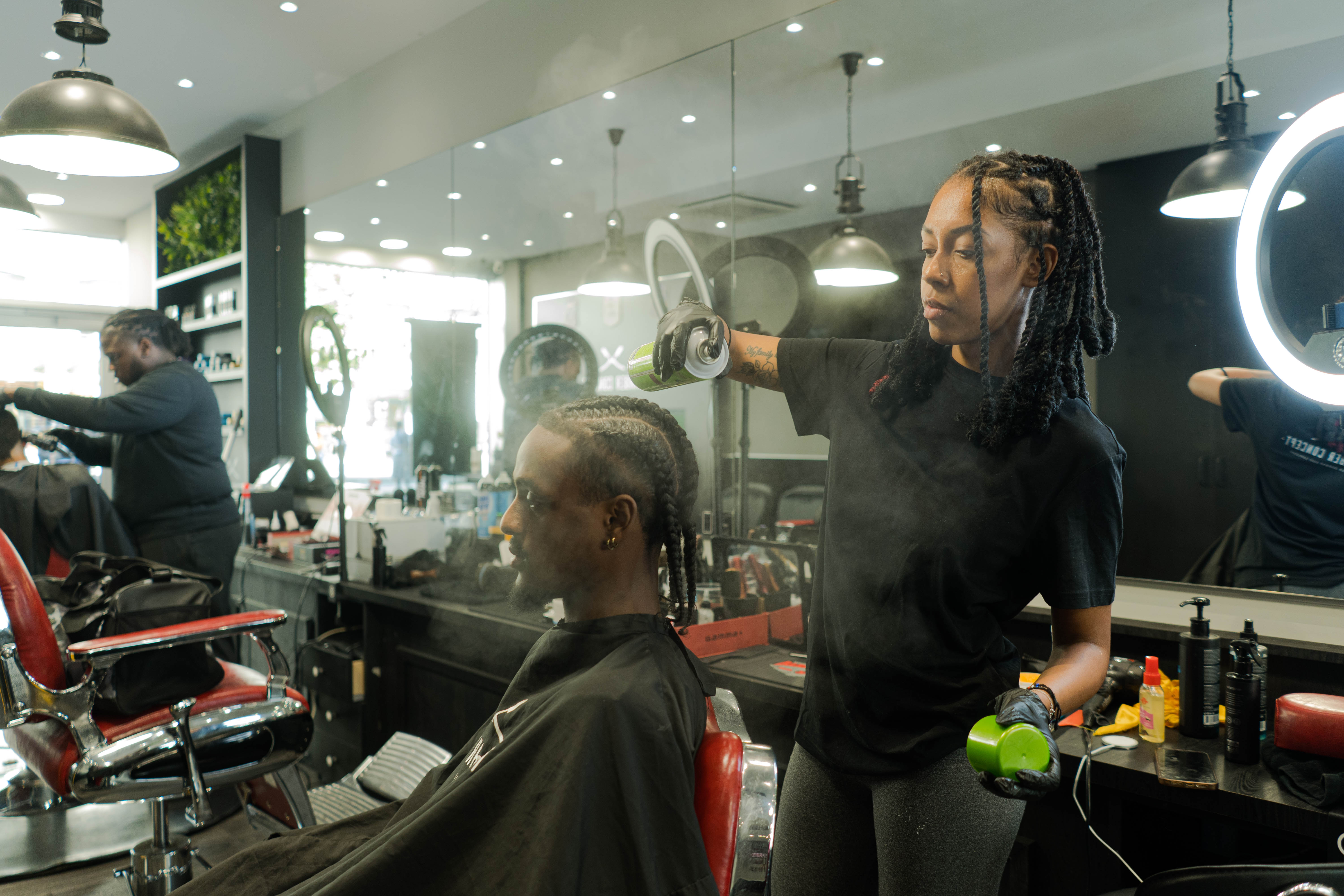 Barbier en action dans un salon Barber Concept