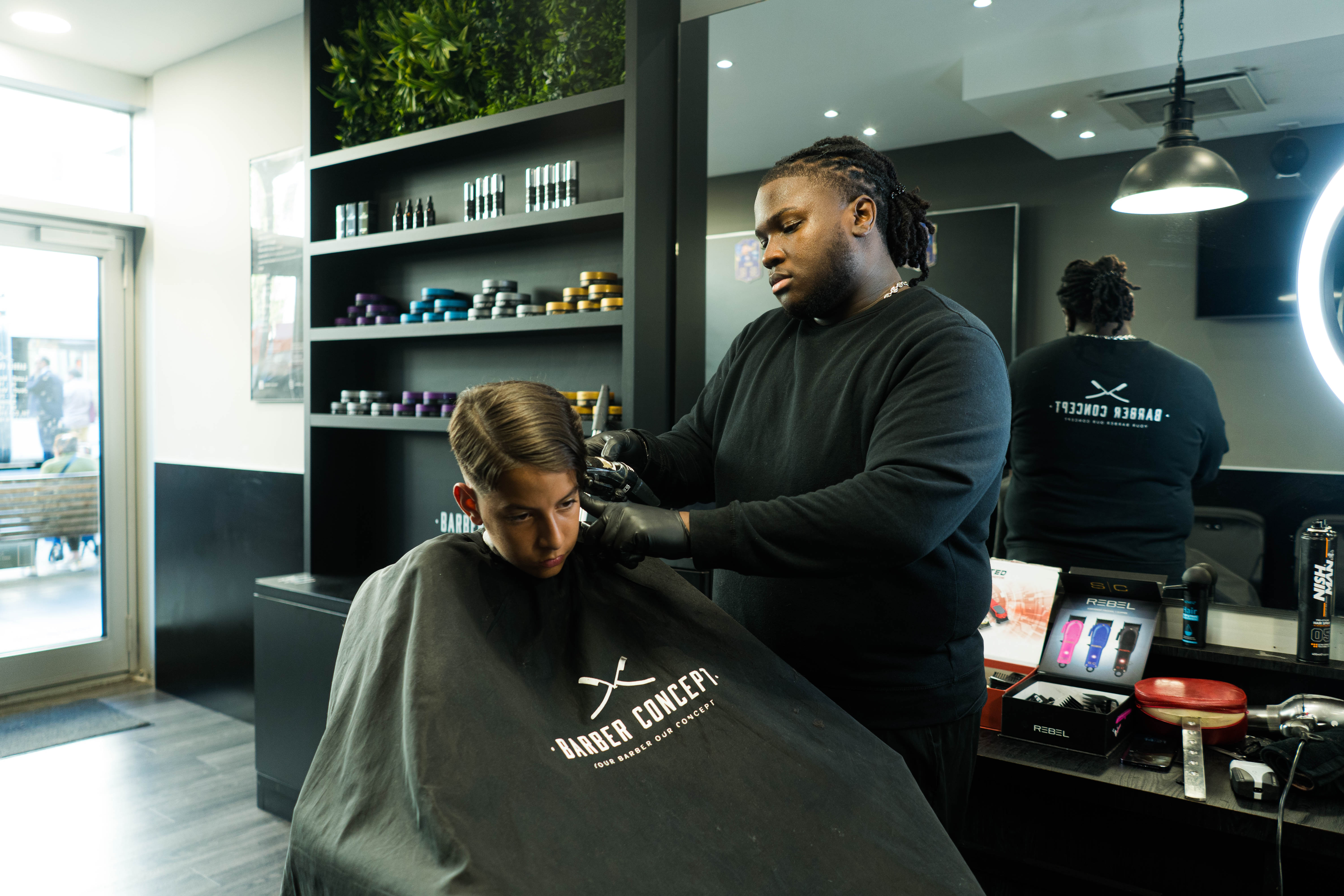 Barbier au travail dans un salon Barber Concept