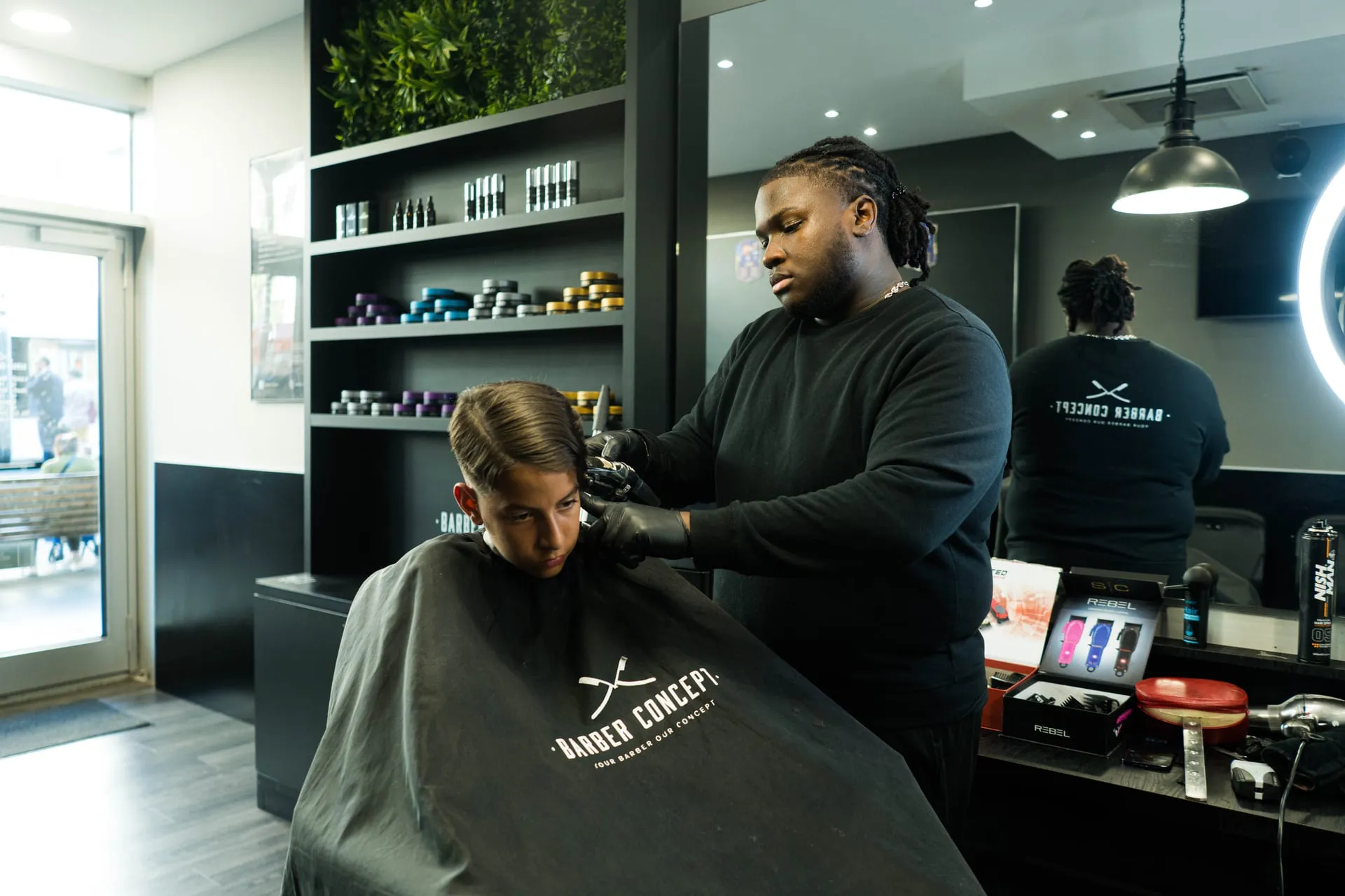 Barbier au travail dans un salon Barber Concept