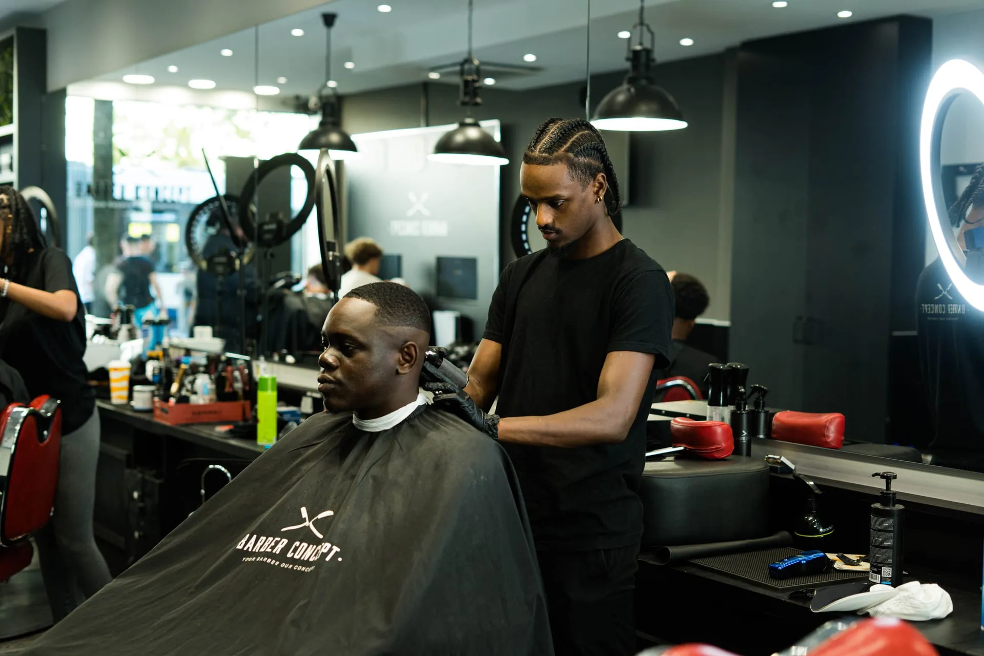 Barbier en action dans un salon Barber Concept à Genève