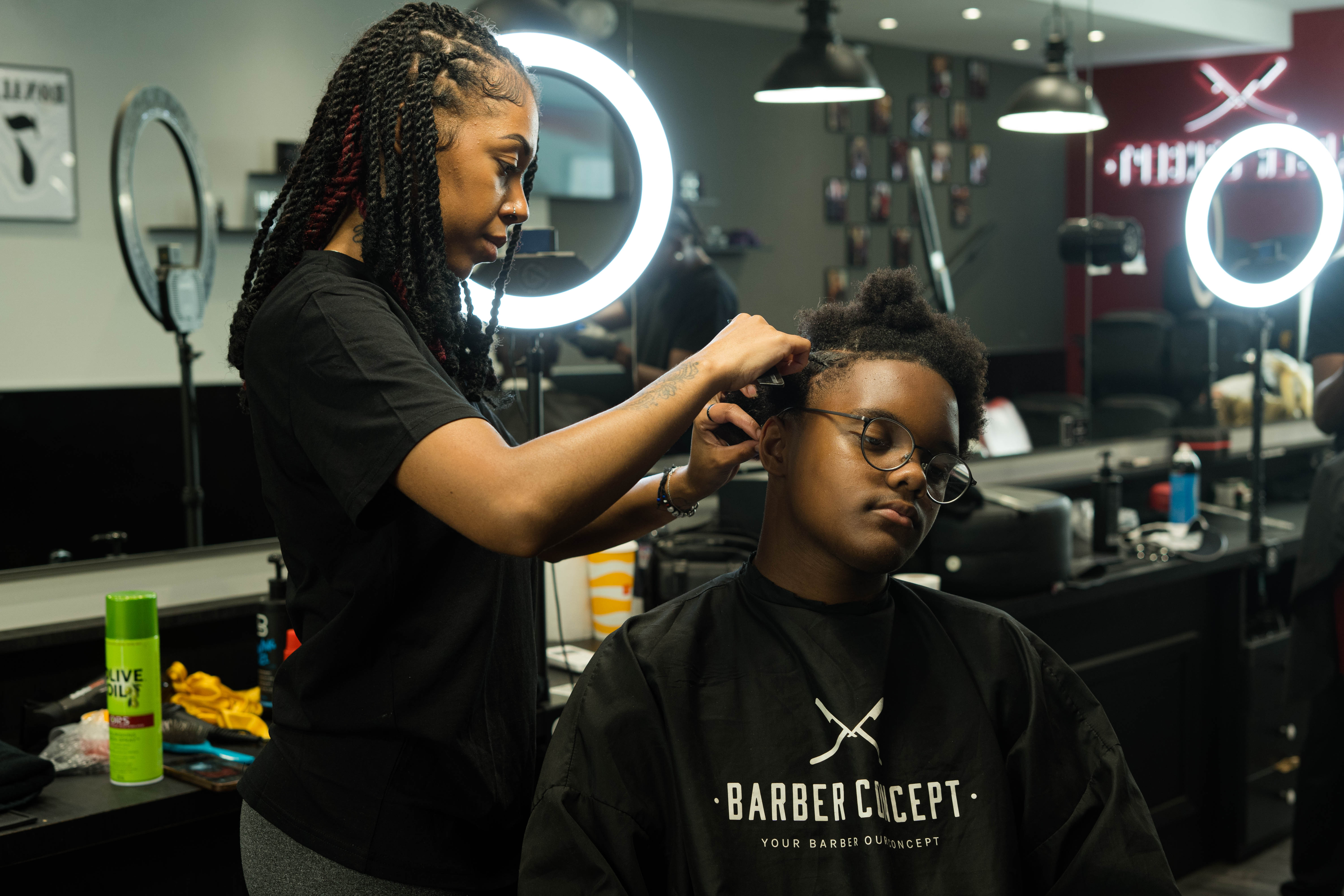 Équipe Barber Concept au travail dans un salon