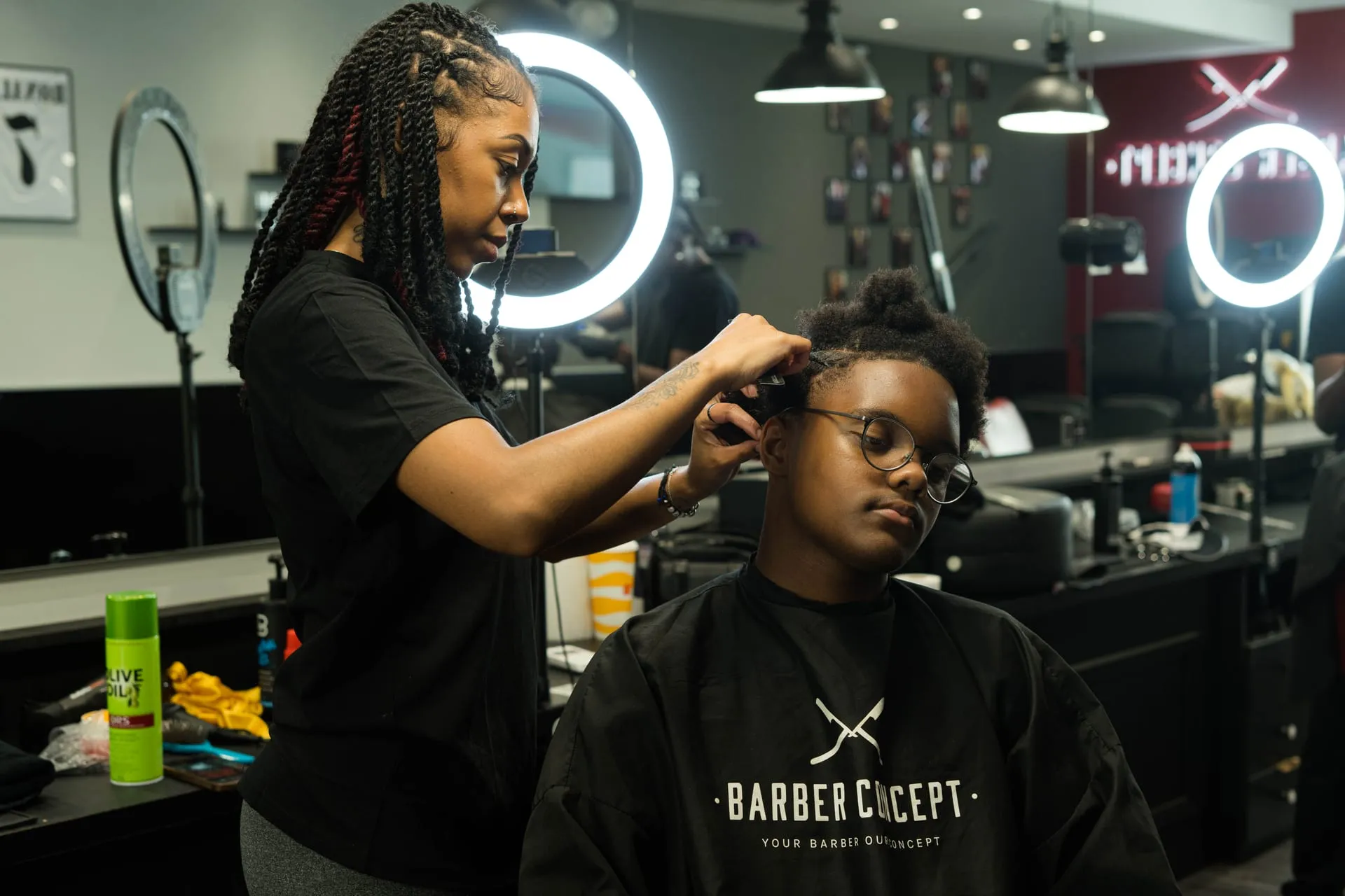 Barbier au travail chez Barber Concept