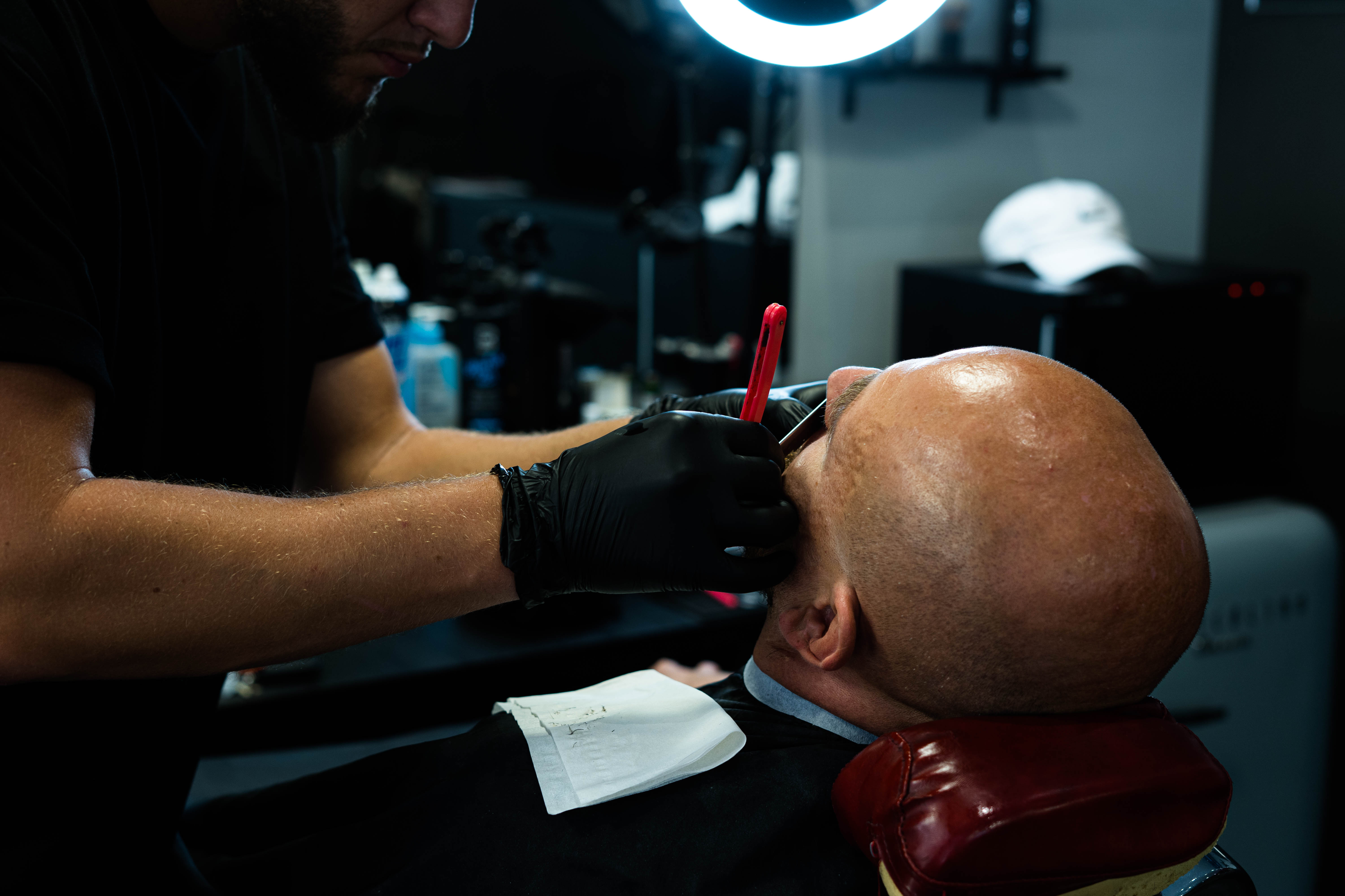 Barbier Barber Concept au travail sur une coupe