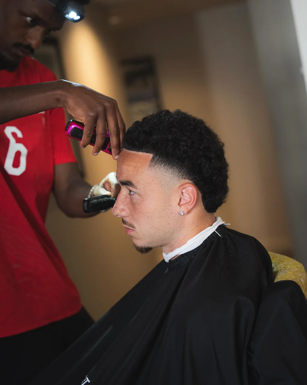 Henok, barbier Barber Concept, coupe un joueur de l'équipe de Suisse au Mondial 2026
