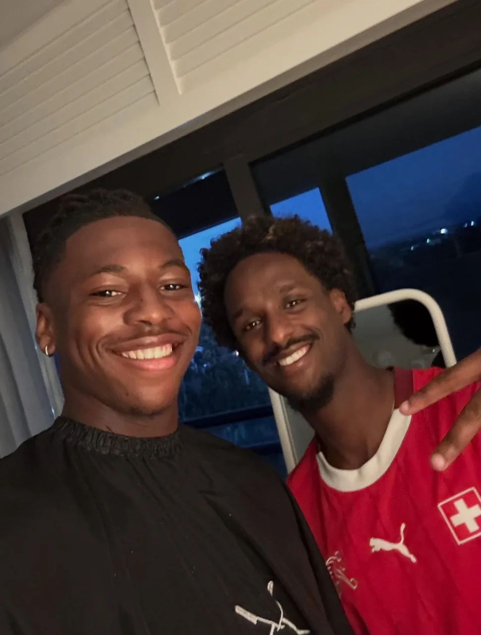 Selfie de Henok avec un joueur de l'équipe de Suisse au Mondial 2026