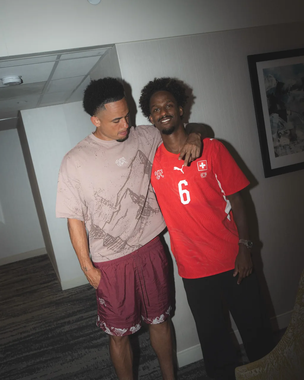 Henok pose avec un joueur de l'équipe de Suisse à la Coupe du Monde 2026