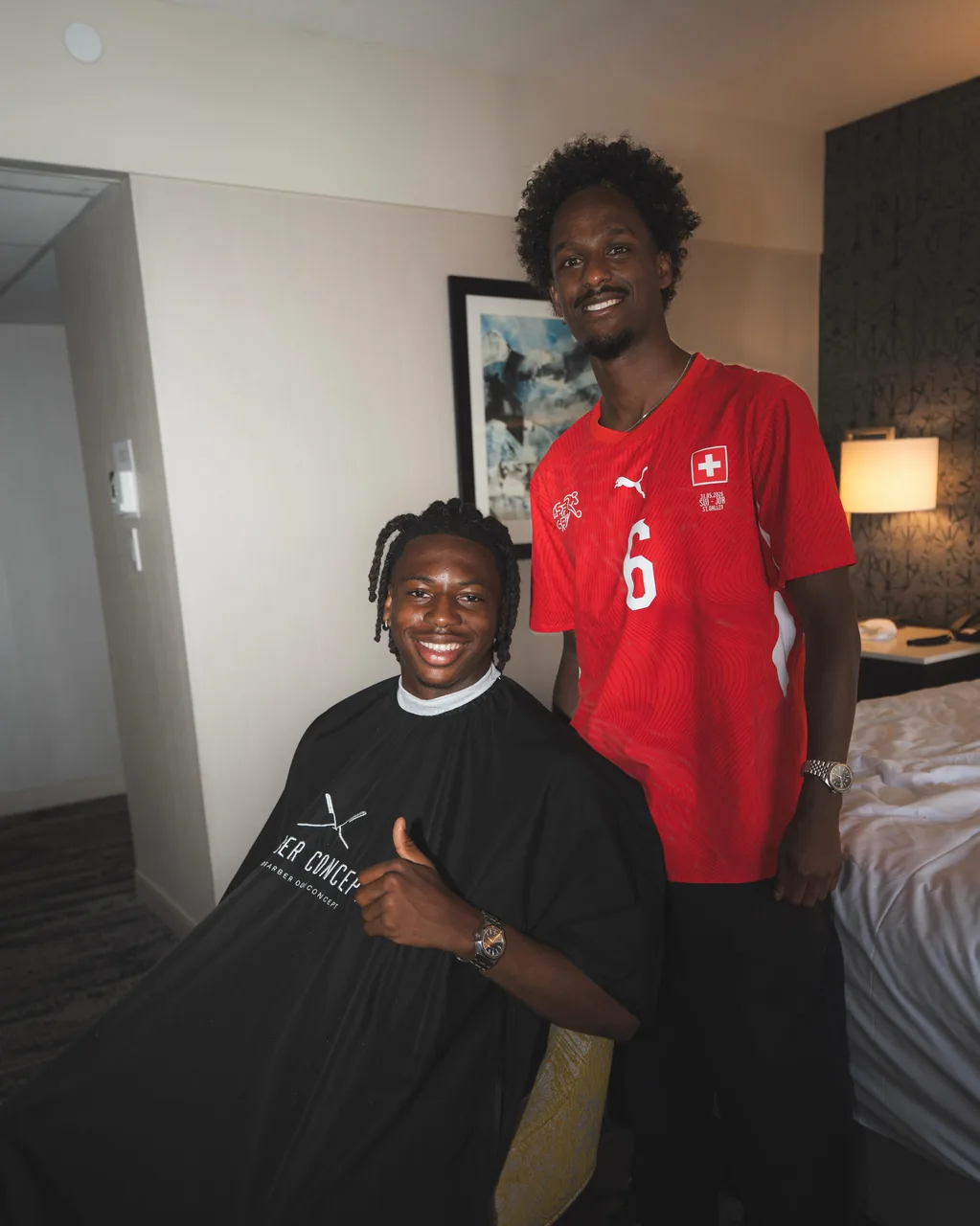 Joueur de l'équipe de Suisse avec la cape Barber Concept après sa coupe au Mondial 2026