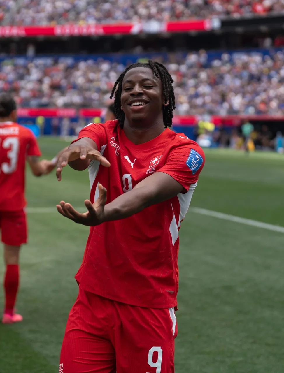 Joueur de l'équipe de Suisse célèbre sur le terrain à la Coupe du Monde 2026