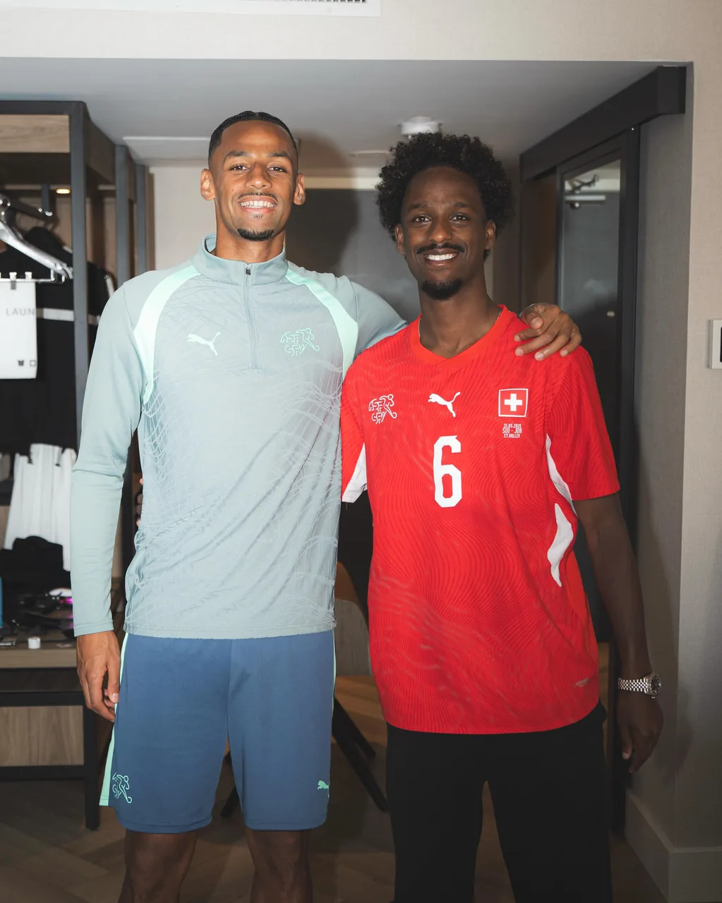 Henok pose avec un international suisse au Mondial 2026