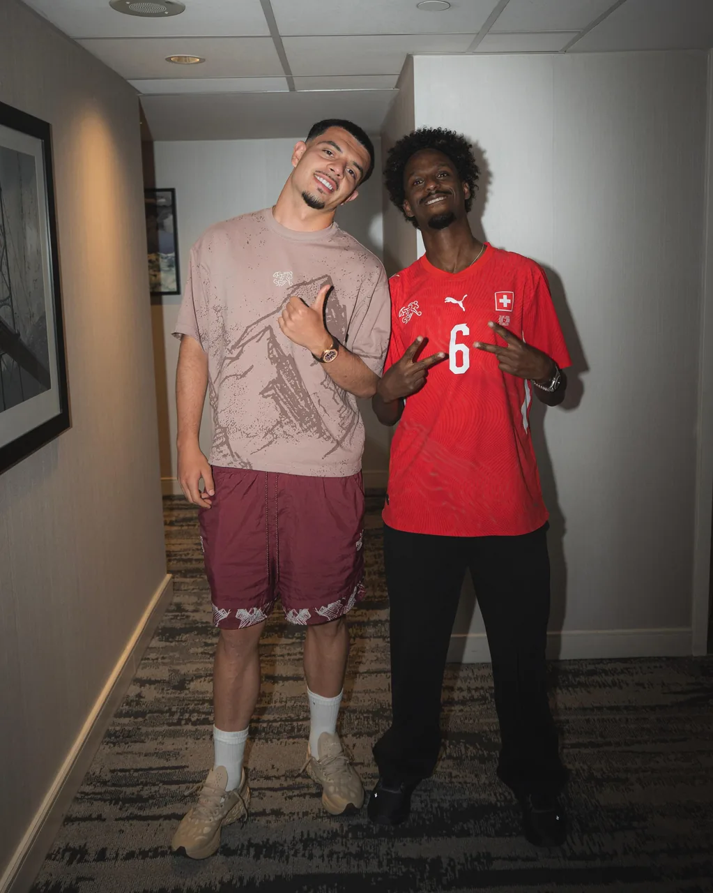 Henok avec un joueur de l'équipe de Suisse à la Coupe du Monde 2026