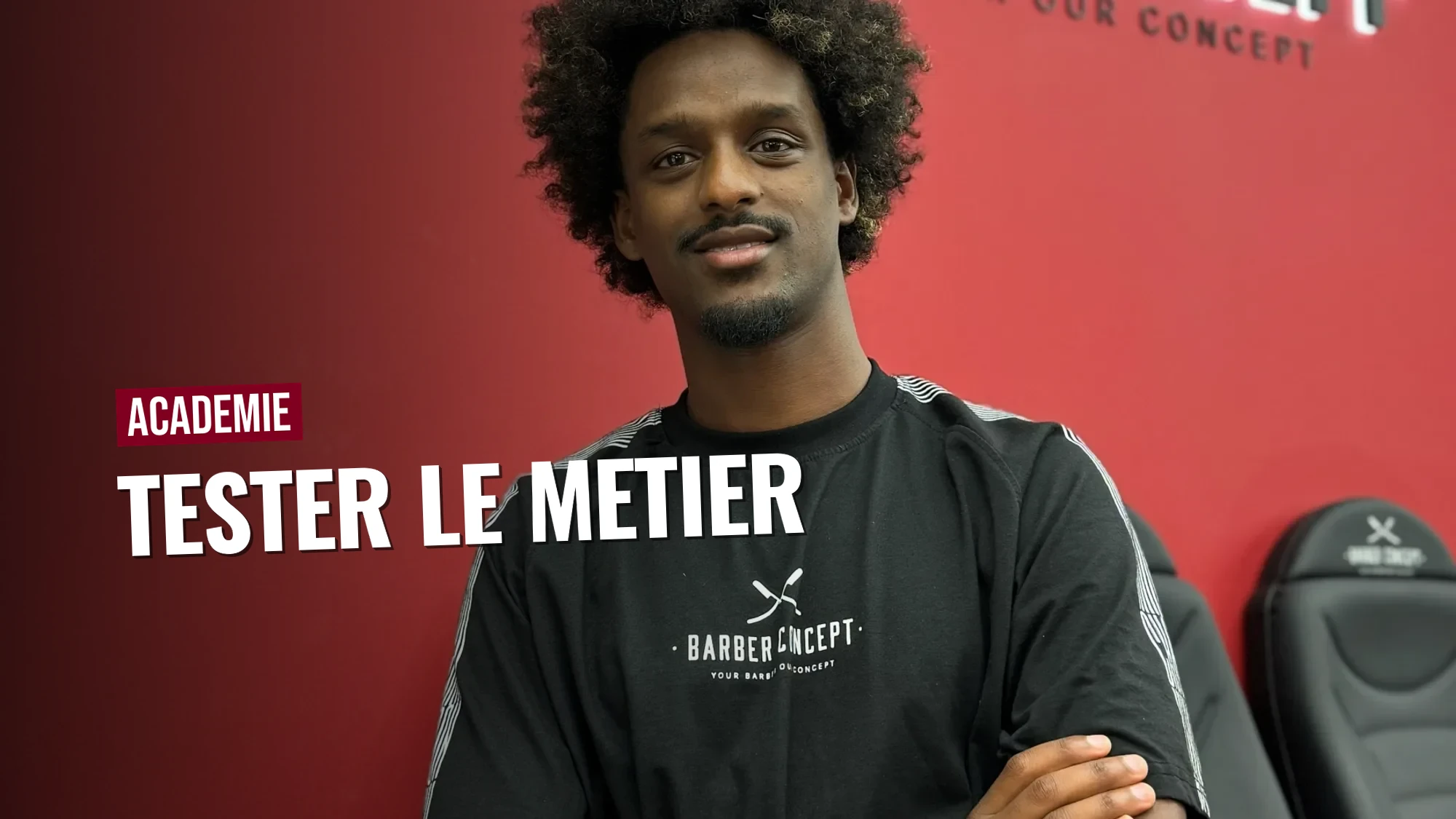 Henok, barbier et formateur, dans un salon Barber Concept