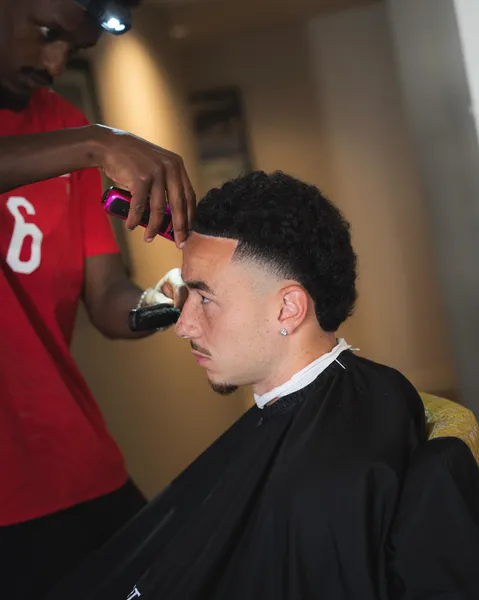 Ruben Vargas, joueur de l'équipe de Suisse, pendant sa coupe avec un barbier Barber Concept
