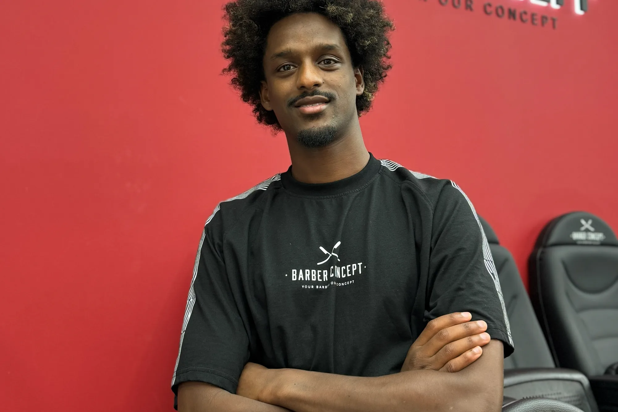Henok, barbier et formateur, dans un salon Barber Concept