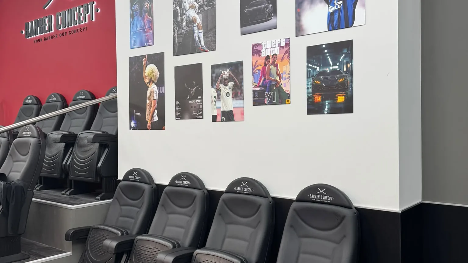 L'espace d'attente d'un salon Barber Concept, fauteuils et mur d'affiches